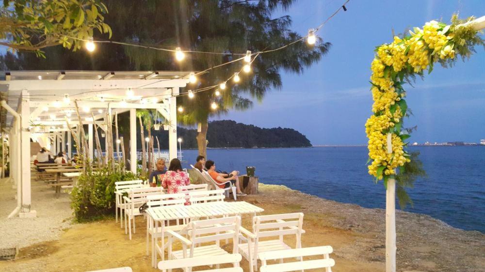 Teluk Batik 17Paradisehome Private Pool Karaoke Snooker Bbq 15Pax Lumut Exterior photo